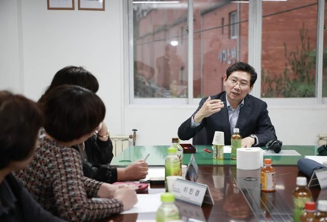 이상일 용인특례시장이 14일 처인구 삼가동 '늘푸른오스카빌' 입주자들과 만나 더 나은 생활공간을 위한 의견을 교환하고 있다