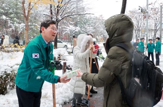 이상일 용인특례시장이 28일 오전 용인경전철 동백역부터 동백2동주민센터 주변까지 제설작업을 펼쳤다. 제설작업 중인 이 시장을 본 한 대학생이 이상일 시장에게 요구르트를 전달하며 고마움을 표했다.