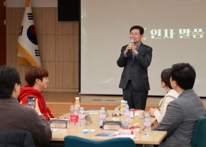 이상일 용인특례시장이 4일 제4기 청년정책네트워크 성과공유회에 참석해 인사말하고 있다