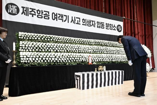 이민근 안산시장, 여객기 참사 합동분향소 찾아 희생자들 애도