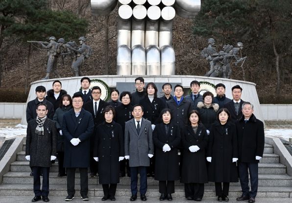 의정부시의회, 현충탑 참배로 새해 첫 의정활동