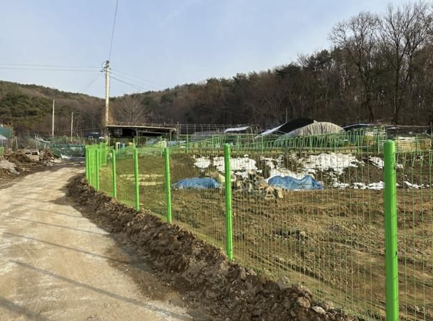 철망울타리를 설치한 농가