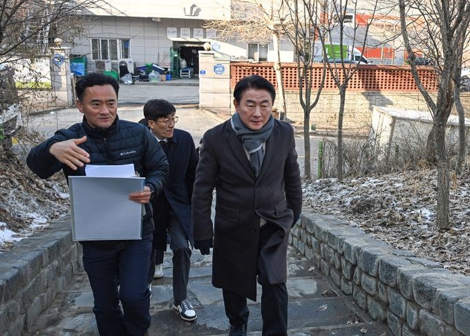김동근 시장이 2월 17일 용현산업단지 완충녹지 산책로 현장을 점검하고 있다.