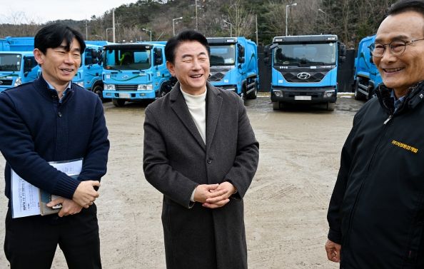 김동근 시장이 3월 5일 청소대행업체 차고지를 방문해 환경미화원들의 노고를 격려했다.
