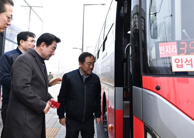 김동근 시장이 3월 13일 아침 1205번 광역버스 출근길 현장 점검을 위해 버스에 탑승하고 있다.