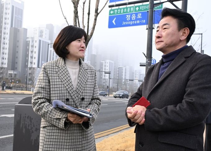 김동근 시장이 3월 13일 아침 1205번 광역버스 출근길 현장 점검에 나서 정류소 주변을 둘러보고 있다.