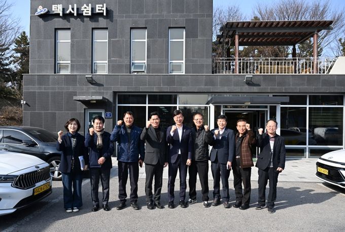 이민근 안산시장(사진 맨 가운데)을 비롯한 택시 운수 종사자들과 안산시 관계자들이 택시쉼터 앞에서 기념 촬영을 하고 있다.