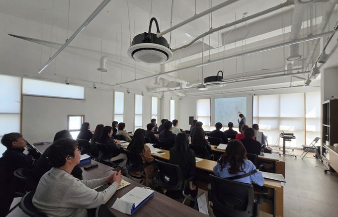 수원시를 방문한 강원도 시‧군 공무원들에게 행궁동 도시재생사업에 대해 설명하고 있다.