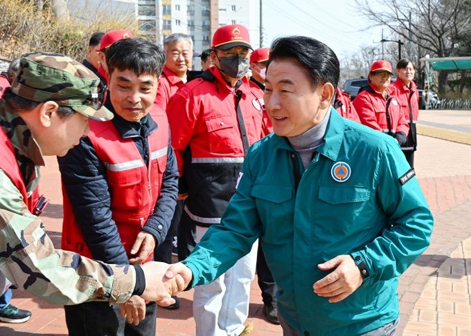 김동근 시장이 3월 26일 산불 예방활동 현장 근로자들을 격려하고 있다.