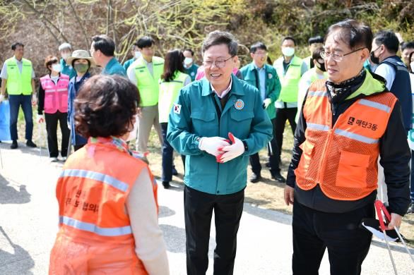 수원시 영통구, '봄맞이 원천리천 환경정화 활동' 실시