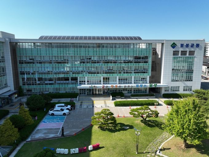 보성군은 전국적인 산불 확산에 따라, 오는 3월 29일부터 30일까지 예정됐던 ‘제12회 보성벚꽃축제·제21회 문덕면민의 날’을 비롯한 각종 행사를 전면 취소했다_보성군청 전경 사진