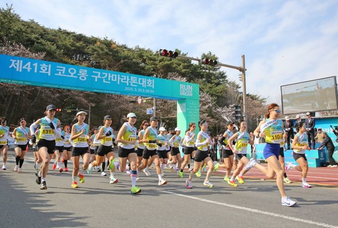 제41회 코오롱 구간마라톤대회 런크루부 참가자들이 29일 오전 경주시 코오롱호텔 삼거리 앞에서 힘차게 출발하고 있다.