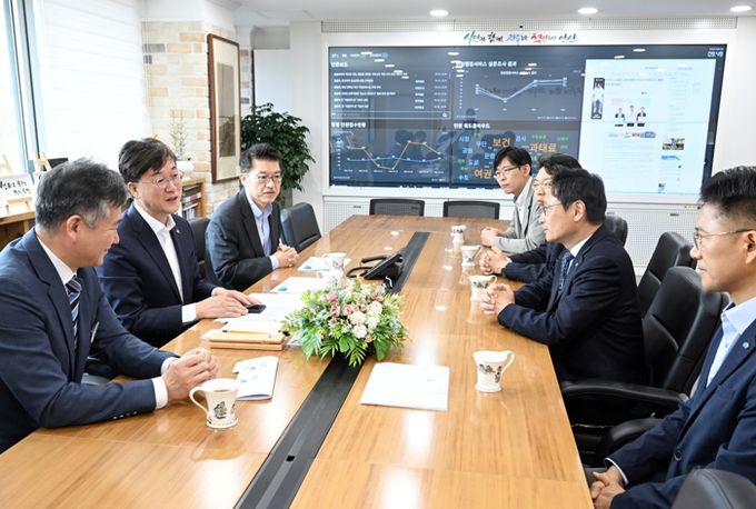 지난해 5월 안산시청에서 개최된 '경기 서부권 SOC 대개발 구상 현장 릴레이 간담회'에서 이민근 안산시장이 오후석 전 경기도 부지사 등 관계자에게 시 현안사항을 전달하고 있다.