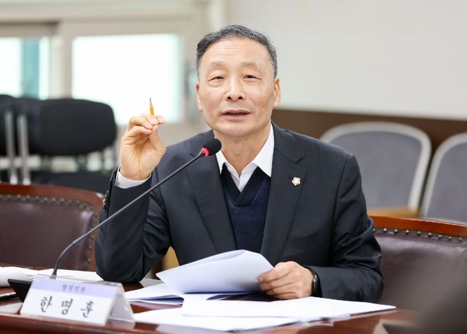한명훈 의원이 지난달 26일 제2상임위원실에서 열린 제296회 임시회 기획행정위원회에서 ‘안산시 안전취약계층에 대한 안전 환경 지원 조례 일부개정조례안’에 대해 설명하고 있다.