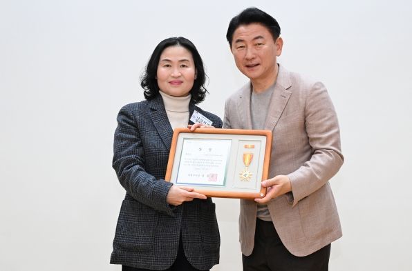 김동근 시장이 4월 8일 우수 노인장기요양기관에 표창을 수여한 뒤 함께 기념사진을 찍고 있다.