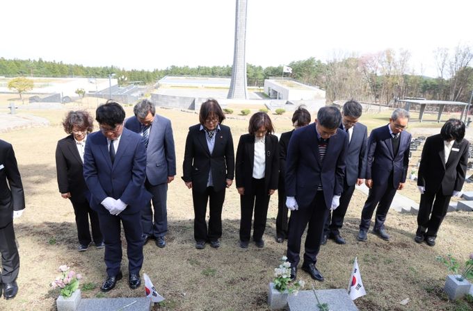제주보훈청,‘모두 함께하는’독립유공자 묘소 참배