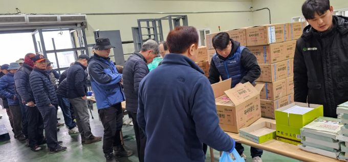 1. 지난해 천안시농업기술센터가 과수화상병 예방 공동방제용 약제를 무상배부하고 있는 모습.