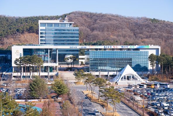 1. 천안시청 전경