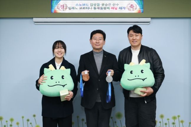 이상일 시장과 동계올림픽 메달리스트인 김상겸, 유승은 선수가 24일 시장실에서 기념사진 촬영을 하고 있다.