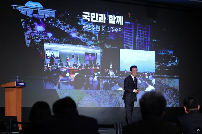 김민석 국무총리가 24일 충북 청주 엔포드호텔에서 열린 K-국정설명회에서 더불어민주당 국회의원, 광역·기초 의원, 당원들을 대상으로 특별강연을 하고 있다.