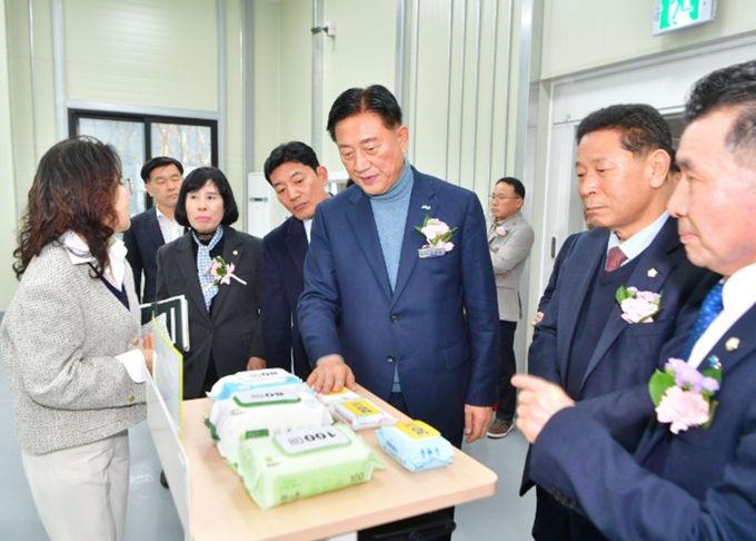 김한종 군수가 장애인보호작업장에서 생산하게 될 물티슈 제품을 살펴보고 있다. 장성군 제공