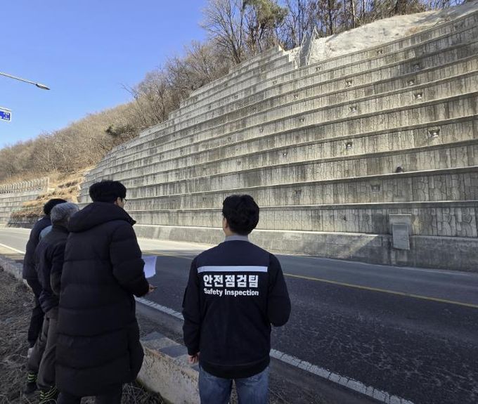 25일 관계 공무원과 민간 전문가가 합동으로 상록구 팔곡일동 산64-8번지 일원에서 옹벽에 대한 해빙기 안전점검을 진행하고 있다.