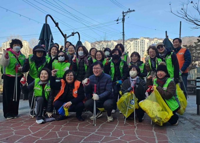 남양주시 호평동 지역봉사단, 봄맞이 호만천 환경정화 활동 실시