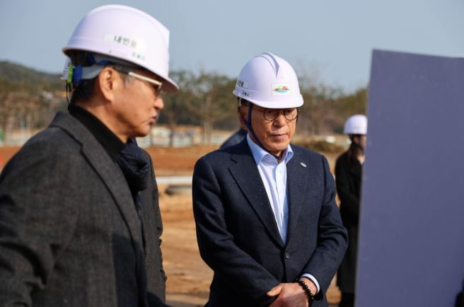 2026여수세계섬박람회 박수관 조직위원장(㈜YC-TEC회장)이 지난 4일 돌산 진모지구 주행사장 현장을 방문해 준비상황을 점검했다.