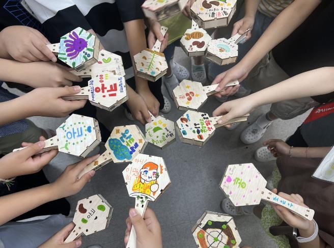 학생들이 ‘콩!콩!콩! 콩이 좋아요!’ 수업에서 직접 만든 콩 마라카스를 들어 보이고 있다.