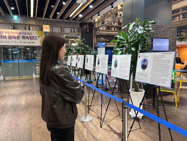 구청 1층에서 열리고 있는 전시회 모습