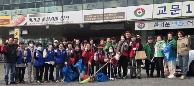 구리시 교문1동, 봄맞이 ‘클린구리’ 환경정화 활동 실시