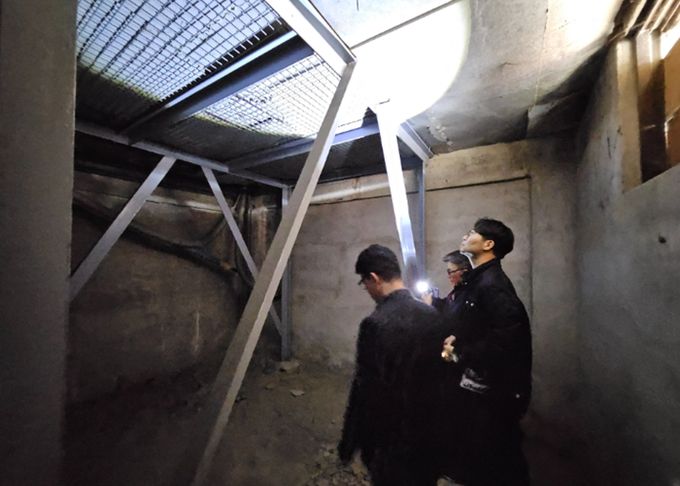 화성특례시 관계자들이 해빙기 대비 노후 건축물 구조 안전 상태를 점검하고 있다.