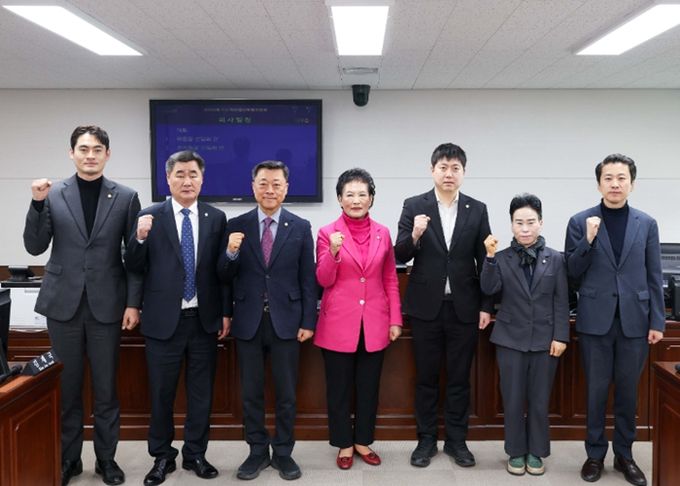 제302회 안산시의회 임시회 예산결산특별위원회 위원으로 선임된 의원들의 모습. 사진 왼쪽부터 선현우 유재수 김재국 위원 이진분 위원장 최찬규 부위원장 이지화 송바우나 위원의 모습.