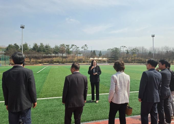 화성특례시 관계자와 전국체육대회 시민추진단이 25일 도원체육공원 축구장에 대한 설명을 듣고 있다