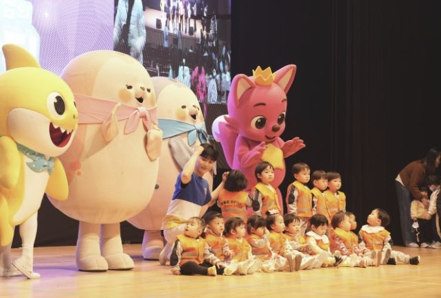 25일 서산시 문화회관 대공연장에서 진행된 ‘핑크퐁과 튼튼쌤의 댄스파티 with 가티와 오슈’ 공연