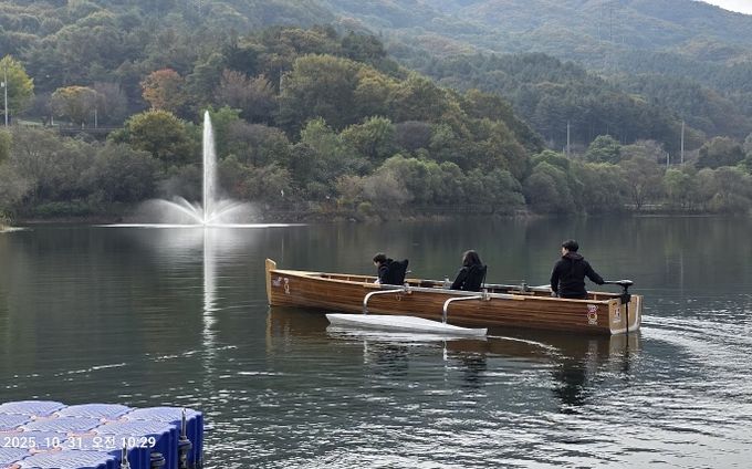 마장호수에서 킹카누 운행중인 모습