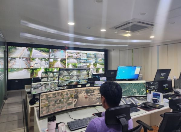 장성군 관제요원이 지능형 선별관제 시스템이 적용된 CCTV 화면을 감시하고 있다. 장성군 제