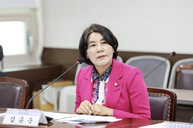 안산시의회 김유숙 의원이 지난 24일 제2상임위원실에서 열린 제302회 임시회 기획행정위원회에서 자신이 대표 발의한 ‘안산시 농어업작업안전재해 예방 및 지원에 관한 조례안’에 대해 설명하고 있다.