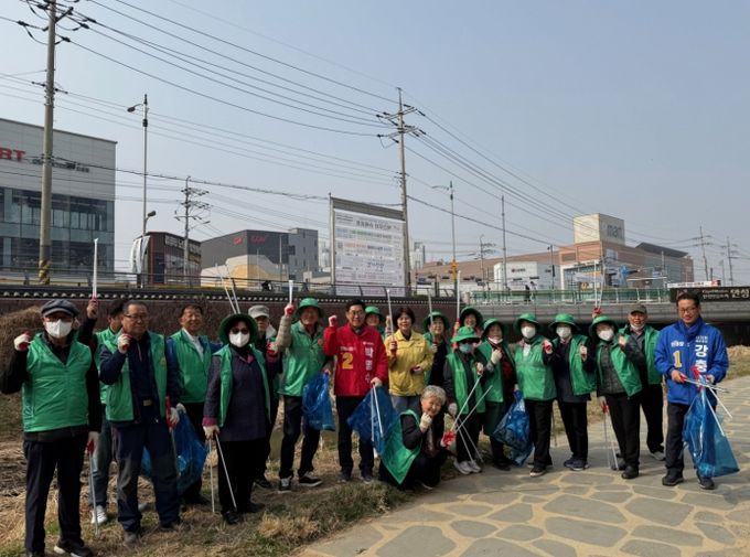 안성시 안성3동 새마을 남·녀협의회, 상춘객 맞이 금석천 환경정화 실시