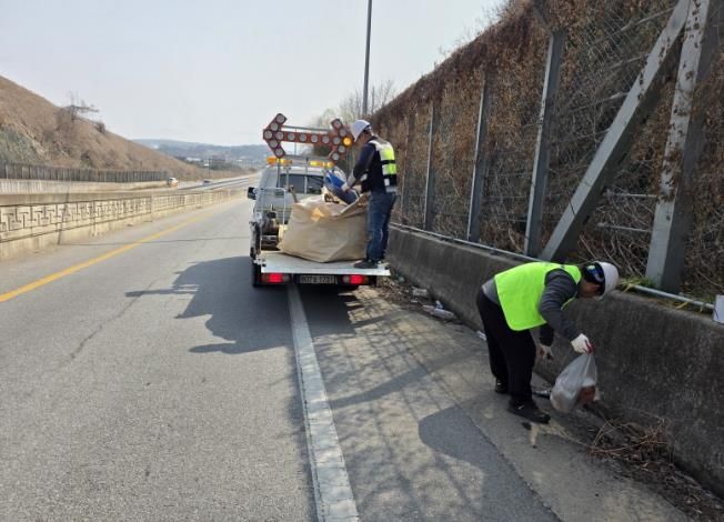 영광군, 봄철 도로변 환경정비 실시... 쾌적하고 안전한 도로환경 조성