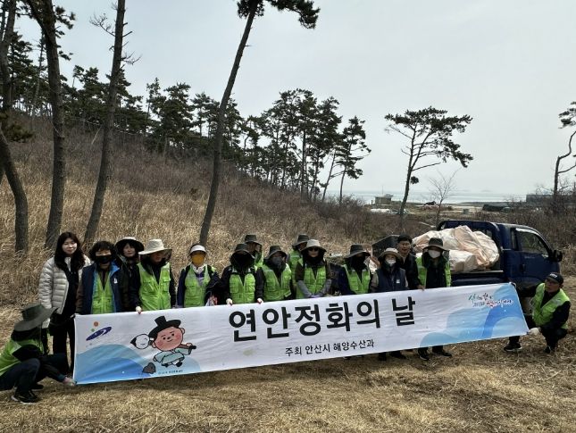 1일 육도 해변 일대에서 '깨끗하고 아름다운 해변 만들기' 정화활동을 진행하고 있다.